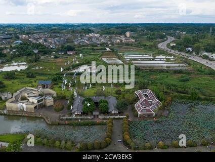 Neijiang. 26 septembre 2020. Photo prise le 26 septembre 2020 avec un drone montre l'ancienne résidence du journaliste chinois Fan Changjiang et un musée rattaché à celui-ci dans le canton de Tianjia, district de Dongxing, Neijiang, province du Sichuan, dans le sud-ouest de la Chine. Credit: Jiang Hongjing/Xinhua/Alay Live News Banque D'Images