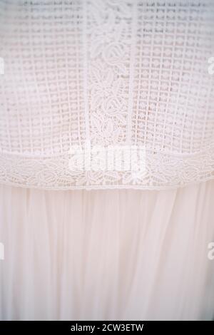 Gros plan sur le tissu d'une robe de mariage blanche. Banque D'Images