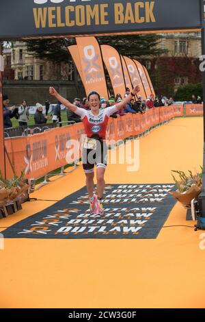 Thoresby Park, Nottinghamshire, Royaume-Uni. 27 septembre 2020. L'athlète féminine professionnelle Katrina Matthews remporte le dernier événement de l'année au triathlon Thoresby Park X Outlaw en un temps de 4:05:35. Crédit : Alan Beastrall/Alay Live News. Banque D'Images