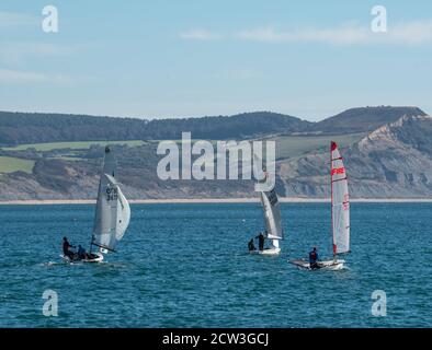 Lyme Regis, Dorset, Royaume-Uni. 27 septembre 2020. Météo au Royaume-Uni: Un jour lumineux et ensoleillé avec un vent froid à Lyme Regis. Les gens utilisent les conditions de la brise pour profiter d'une matinée de voile dans la baie de Lyme, West Dorset. Credit: Celia McMahon/Alamy Live News Banque D'Images