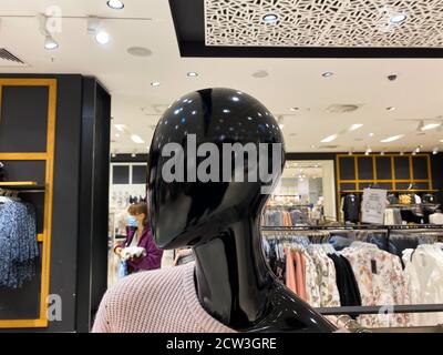 Monchengladbach, Allemagne - septembre 9. 2020: Portrait de la tête mannequin noire dans la boutique de mode montrant la nouvelle collection d'hiver Banque D'Images