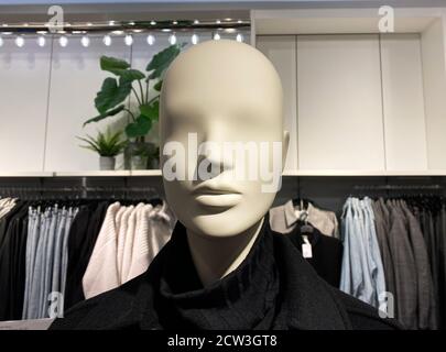 Monchengladbach, Allemagne - septembre 9. 2020: Portrait de la tête mannequin blanche dans la boutique de mode montrant la nouvelle collection d'hiver Banque D'Images