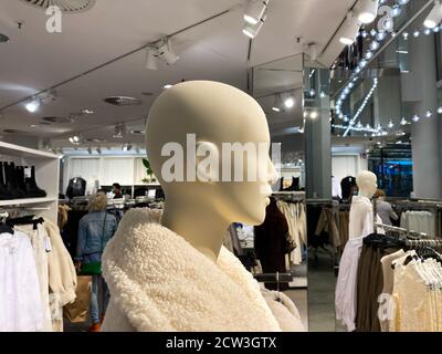 Monchengladbach, Allemagne - septembre 9. 2020: Portrait de la tête mannequin blanche dans la boutique de mode montrant la nouvelle collection d'hiver Banque D'Images