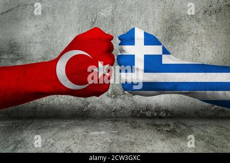 3D Illustration d'un concept de conflit entre la Grèce et la Turquie avec deux poings opposés devant un mur. Rendu 3D Banque D'Images