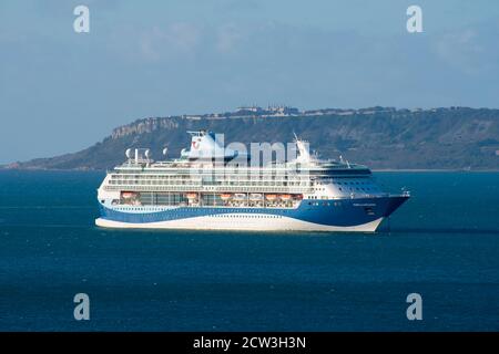 Weymouth, Dorset, Royaume-Uni. 27 septembre 2020. Le bateau de croisière TUI vide Marella Discovery à l'ancre un matin ensoleillé dans la baie de Weymouth au large de la côte de Weymouth à Dorset pendant la fermeture de la croisière en raison de Covid-19. Crédit photo : Graham Hunt/Alamy Live News Banque D'Images