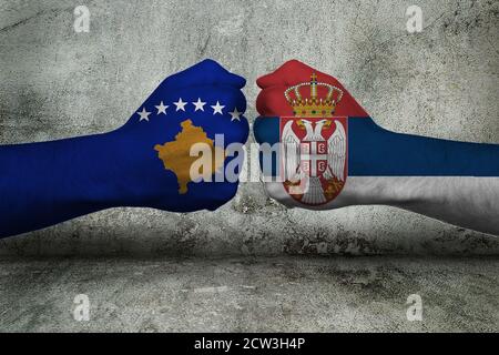 3D-Illustration d'un concept de conflit entre le Kosovo et Serbie avec deux poings opposés devant un mur Banque D'Images
