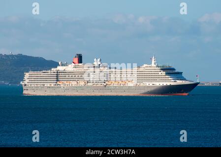 Weymouth, Dorset, Royaume-Uni. 27 septembre 2020. Le bateau de croisière vide Cunard Queen Victoria à l'ancre un matin ensoleillé à Weymouth Bay au large de la côte de Weymouth à Dorset pendant la fermeture de croisière à cause de Covid-19. Crédit photo : Graham Hunt/Alamy Live News Banque D'Images