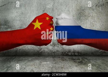 Concept du conflit entre la Russie et la République populaire De la Chine avec deux poings opposés devant un mur Banque D'Images