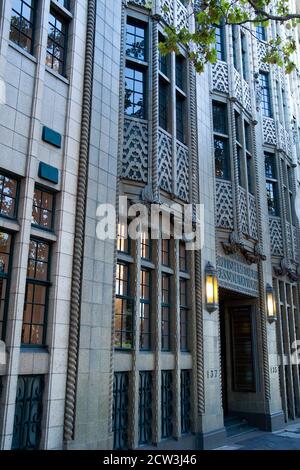 Sydney Australie, façade de la British Medical Association House, style Art déco orné de décorations « médiévale » et « gothique » au crépuscule Banque D'Images