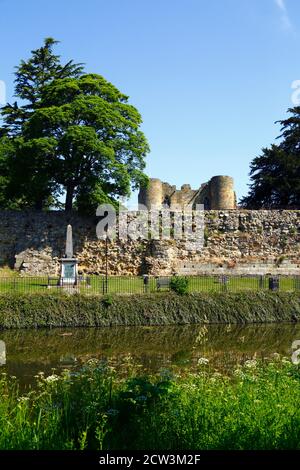 Vue sur les murs extérieurs et la double porte d'entrée du château de Tonbridge de l'autre côté de la rivière Medway, Tonbridge, Kent, Angleterre Banque D'Images