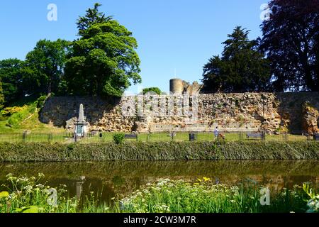 Vue sur les murs extérieurs et la double porte d'entrée du château de Tonbridge de l'autre côté de la rivière Medway, Tonbridge, Kent, Angleterre Banque D'Images