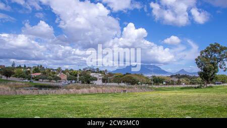 Cape Town, Afrique du Sud - paysage avec Table Mountain et la tête de Lion vu de la banlieue d'Edgemead Banque D'Images