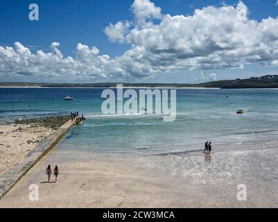 Deux femmes marchant dans une mer calme à St Ives, Cornwall, Royaume-Uni Banque D'Images