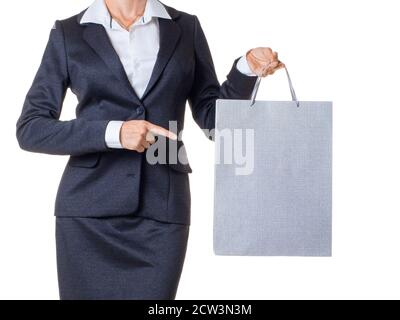 Femme d'affaires tenant un sac de shopping. Isolé sur fond blanc. Image rognée. Banque D'Images