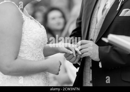 Mariage entre mariée et marié, anneaux de mariage en gros plan en noir et blanc Banque D'Images