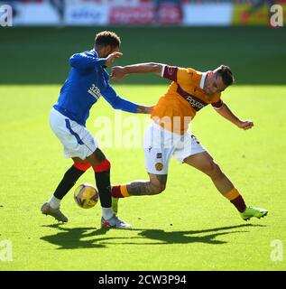 Motherwell, North Lanarkshire, Écosse, Royaume-Uni. 27 septembre 2020. 27 septembre 2020 ; Fir Park, Motherwell, North Lanarkshire, Écosse ; Scottish Premiership football, Motherwell versus Rangers ; Connor Goldson of Rangers s'attaque à Tony Watt de Motherwell Credit : action plus Sports Images/Alay Live News Banque D'Images