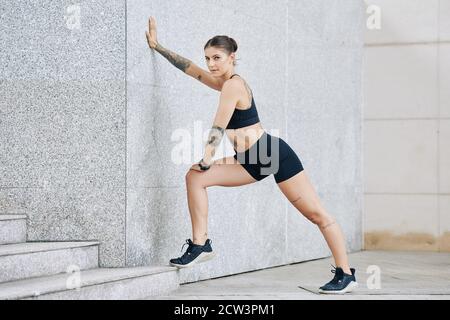 Femme en train d'étirer les jambes Banque D'Images