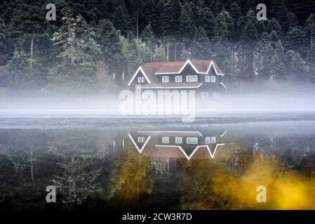 Petite maison près du lac. Lac Golcuk Banque D'Images