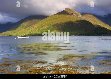 Un bateau à voile Lone sur le Loch Duich avec les montagnes du Kintail en arrière-plan, West Highlands, Écosse, Royaume-Uni. Banque D'Images