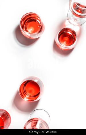 Verres à vin rouge lors de la dégustation de vins. Dégustation de différentes variétés de vin rouge concept. Arrière-plan blanc, vue de dessus, lumière dure Banque D'Images