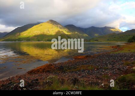 Image paysage des cinq Sœurs de Kintail Mountain, depuis les rives du Loch Duich, Glen Shiel, West Highlands, Écosse, Royaume-Uni. Banque D'Images