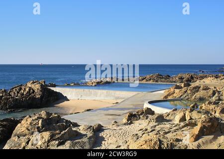 Piscines à marée à Leça da Palmeira par l'architecte Alvaro Siza Vieira, près de Porto, Portugal Banque D'Images