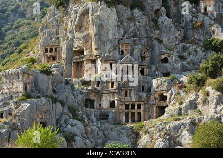 Tombes coupées en roche dans la nécropole lycienne de Myra, Demre, Turquie Banque D'Images