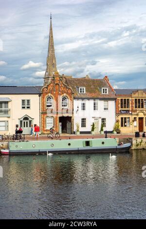 Bateau à rames et embarcation de plaisance contre le quai de la rivière Grande Ouse à St Ives Cambridgeshire Angleterre Banque D'Images