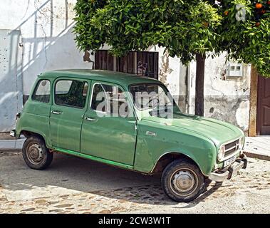 Antiguo Renault 4L verde en Cilleros. Cáceres. Estrémadure. Espagne Banque D'Images