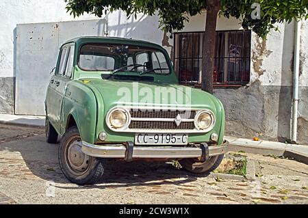Antiguo Renault 4L verde en Cilleros. Cáceres. Estrémadure. Espagne Banque D'Images