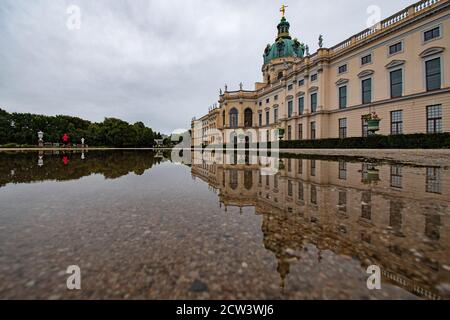 Berlin, Allemagne. 27 septembre 2020. Le palais de Charlottenburg se reflète dans une flaque de pluie. Credit: Paul Zinken/dpa/Alay Live News Banque D'Images