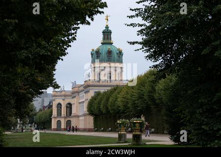 Berlin, Allemagne. 27 septembre 2020. Le château de Charlottenburg est visible entre les arbres. Credit: Paul Zinken/dpa/Alay Live News Banque D'Images