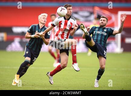 Chris Basham, de Sheffield United (au centre), lutte pour le ballon avec Ian Poveda (à gauche) de Leeds United et Stuart Dallas lors du match de la Premier League à Bramal Lane, Sheffield. Banque D'Images