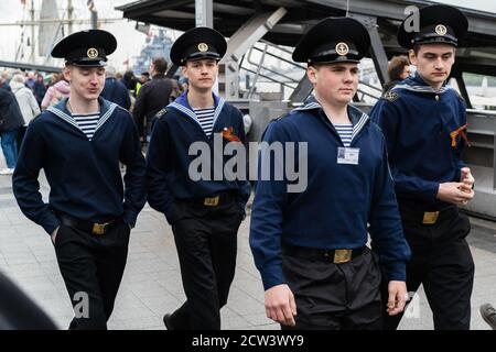 Anniversaire du port 2019, Hambourg, Allemagne, 10 mai 2019. Marins russes du navire d'entraînement Mir. Banque D'Images