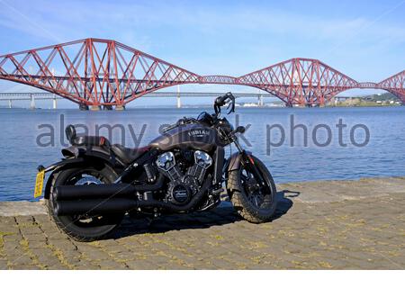 South Queensferry, Écosse, Royaume-Uni. 27 septembre 2020. Distingué Gentleman’s Ride réunit des motocyclistes de style classique et vintage partout dans le monde pour recueillir des fonds et des informations pour la recherche sur le cancer de la prostate et la santé mentale des hommes. Une balade à thème à vélo classique et portant des costumes fins, reliant les amateurs de motos de niche et les communautés tout en recueillant des fonds pour soutenir la santé des hommes. Vu ici en face du pont Forth. Moto Bobber Scout indien. Crédit : Craig Brown/Alay Live News Banque D'Images