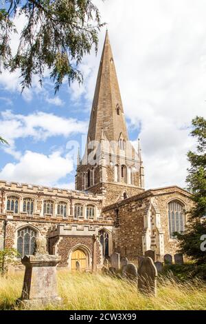 Pierres tombales dans le cimetière de tous les Saints église Leighton Buzzard Bedfordshire Angleterre Royaume-Uni Banque D'Images