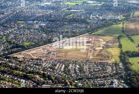 Vue aérienne du développement controversé de plus de 650 nouvelles maisons à Cammo Fields sur la route de Maybury près de l'aéroport d'Édimbourg. Banque D'Images