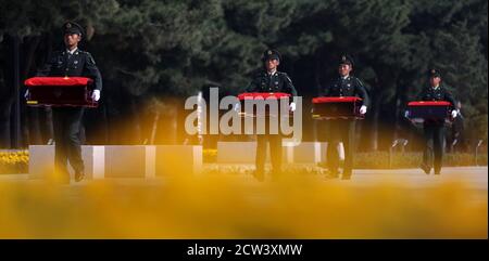 Shenyang, Chine. 27 septembre 2020. Des cercueils contenant les restes des martyrs des volontaires du peuple chinois (CPV) sont escortés au cimetière des martyrs du CPV à Shenyang, province de Liaoning, dans le nord-est de la Chine, le 27 septembre 2020. Les restes de 117 soldats chinois tués lors de la guerre de Corée de 1950-53 ont été renvoyés dimanche en Chine de la République de Corée (ROK). Credit: Xinhua/Alay Live News Banque D'Images