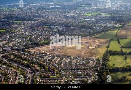 Vue aérienne du développement controversé de plus de 650 nouvelles maisons à Cammo Fields sur la route de Maybury près de l'aéroport d'Édimbourg. Banque D'Images