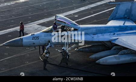 Le capitaine Pat “fin” Hannifin, commandant du seul porte-avions de la Marine, le USS Ronald Reagan (CVN 76), quitte un F/A 18E Super Hornet, attaché au Royal Maces of Strike Fighter Squadron (VFA) 27, sur le pont de vol. Ronald Reagan, le navire amiral du Carrier Strike Group 5, fournit une force prête au combat qui protège et défend les États-Unis, ainsi que les intérêts maritimes collectifs de ses alliés et partenaires dans la région Indo-Pacifique. (É.-U. Photo marine par le Matelot de 1re classe Askia Collins) Banque D'Images