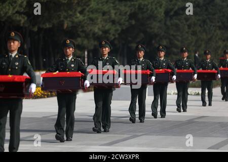 Shenyang, Chine. 27 septembre 2020. Des cercueils contenant les restes des martyrs des volontaires du peuple chinois (CPV) sont escortés au cimetière des martyrs du CPV à Shenyang, province de Liaoning, dans le nord-est de la Chine, le 27 septembre 2020. Les restes de 117 soldats chinois tués lors de la guerre de Corée de 1950-53 ont été renvoyés dimanche en Chine de la République de Corée (ROK). Credit: Xinhua/Alay Live News Banque D'Images