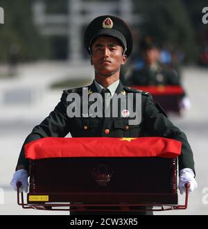 Shenyang, Chine. 27 septembre 2020. Des cercueils contenant les restes des martyrs des volontaires du peuple chinois (CPV) sont escortés au cimetière des martyrs du CPV à Shenyang, province de Liaoning, dans le nord-est de la Chine, le 27 septembre 2020. Les restes de 117 soldats chinois tués lors de la guerre de Corée de 1950-53 ont été renvoyés dimanche en Chine de la République de Corée (ROK). Credit: Xinhua/Alay Live News Banque D'Images