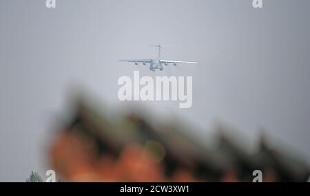 Shenyang, Chine. 27 septembre 2020. Un avion de l'armée de l'air transportant les restes des martyrs des volontaires du peuple chinois (CPV) arrive à l'aéroport international de Taoxian à Shenyang, dans la province de Liaoning, au nord-est de la Chine, le 27 septembre 2020. Les restes de 117 soldats chinois tués lors de la guerre de Corée de 1950-53 ont été renvoyés dimanche en Chine de la République de Corée (ROK). Credit: Xinhua/Alay Live News Banque D'Images