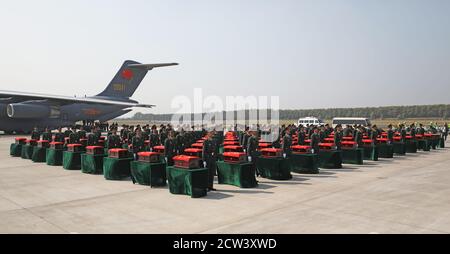 Shenyang, Chine. 27 septembre 2020. Des cercueils contenant les restes des martyrs des volontaires du peuple chinois (CPV) sont escortés par des gardes d'honneur à l'aéroport international de Taoxian à Shenyang, province de Liaoning, dans le nord-est de la Chine, le 27 septembre 2020. Les restes de 117 soldats chinois tués lors de la guerre de Corée de 1950-53 ont été renvoyés dimanche en Chine de la République de Corée (ROK). Credit: Xinhua/Alay Live News Banque D'Images