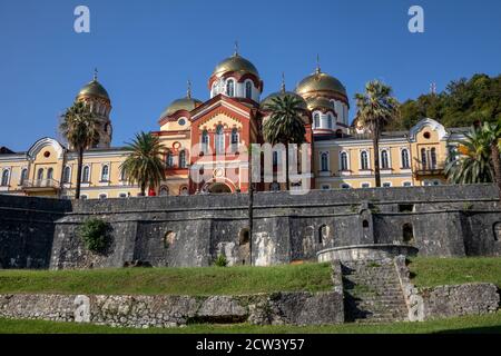 Vue sur le monastère New Athos (Église de St Simon-Canaanite) Et mur fondé au XIXe siècle le pied du mont Athos en Abkhazie Banque D'Images