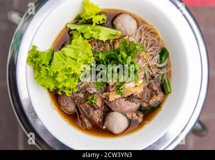 Soupe de bœuf thaï claire de riz blanc de nouilles vermicelles avec du bœuf braisé, du meatball et des légumes. Délicieux fast-food de rue en Thaïlande. Vue de dessus, Selecti Banque D'Images