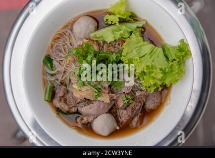 Soupe de bœuf thaï claire de riz blanc de nouilles vermicelles avec du bœuf braisé, du meatball et des légumes. Délicieux fast-food de rue en Thaïlande. Vue de dessus, Selecti Banque D'Images