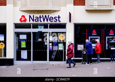 Londres, Royaume-Uni, septembre 27 2020, clients utilisant des machines NAT West Cash point Banque D'Images