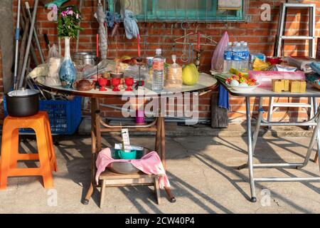 Table avec des offrandes traditionnelles aux esprits le dernier jour du mois des fantômes lorsque les portes de l'Enfer se ferment, Jinshan, Taïwan, 16 septembre 2020. Banque D'Images