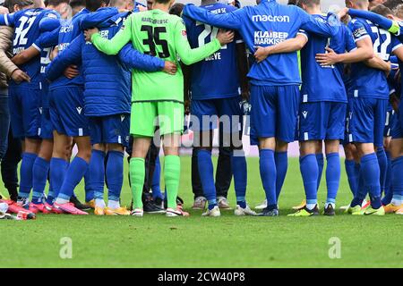 Karlsruhe, Allemagne. 27 septembre 2020. Cercle des joueurs après le coup de sifflet final. GES/football/2ème Bundesliga: Karlsruher SC - VfL Bochum, 09/27/2020 football/Soccer: 2ème Ligue allemande: Karlsruhe vs Bochum, Karlsruhe, 27 septembre 2020 | usage dans le monde crédit: dpa/Alay Live News Banque D'Images